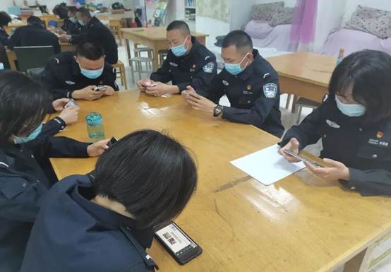 一群小孩在桌子边描述已自动生成