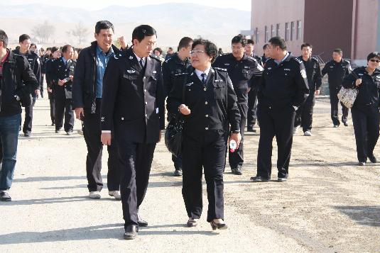 李娟副院长与侦查系教师在行政楼