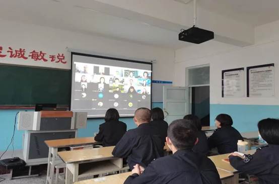 会议室里的人们描述已自动生成